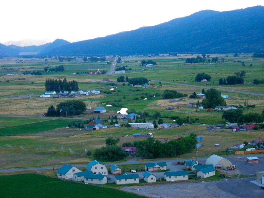 Sleepy J Cabins Swan Valley Exteriér fotografie